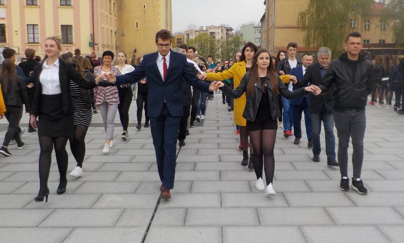 Rynek zatętni... polonezem