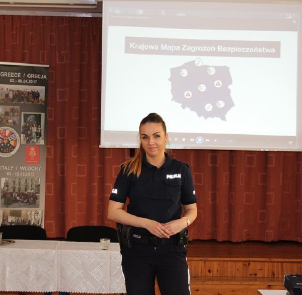 Policjantki w liceum