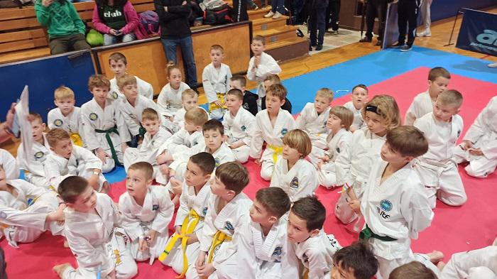 Młodzi zawodnicy taekwondo w Brzegu Dolnym