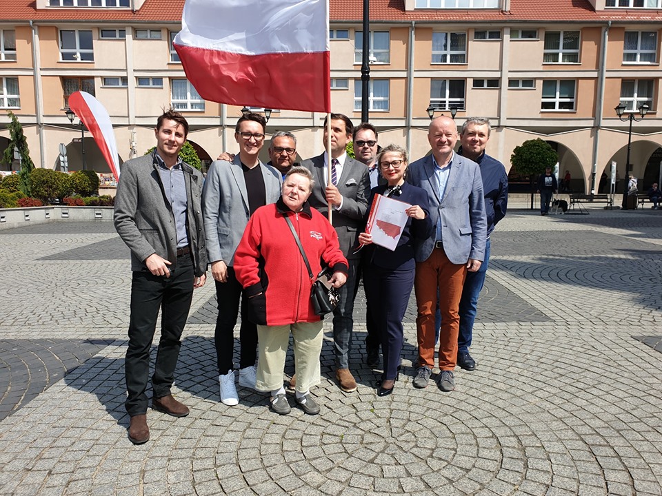 Rozdawali flagi mieszkańcom