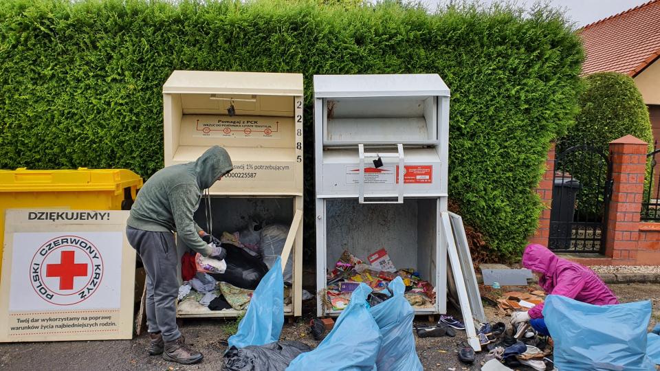 Cała odzież w fekaliach. Kto niszczy odzież w kontenerach PCK?