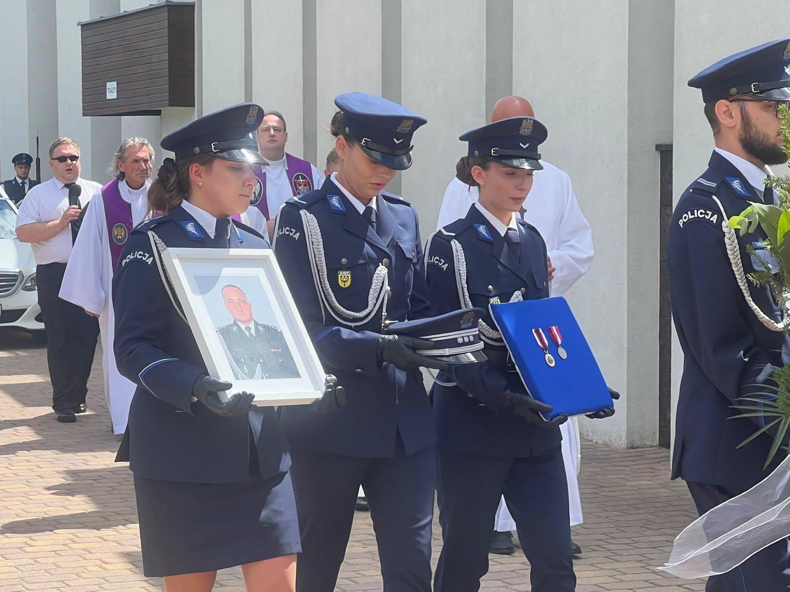 Ostatnie pożegnanie insp. Waldemara Cichockiego. Policjantów z całego regionu połączył żal po stracie komendanta