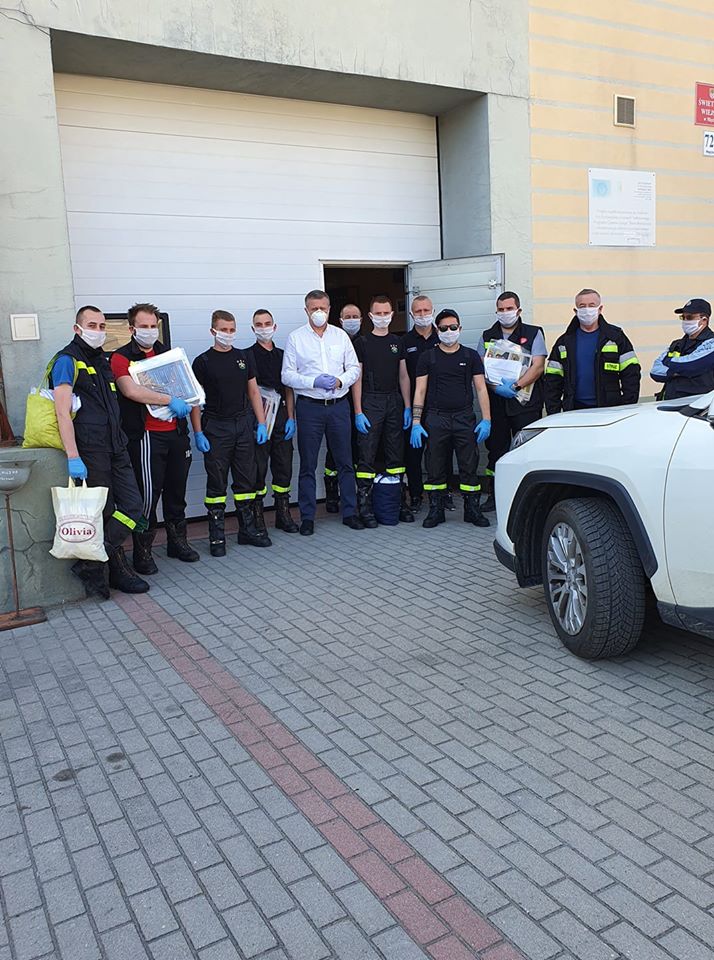 Strażacy rozprowadzają maseczki zakupione przez gminę