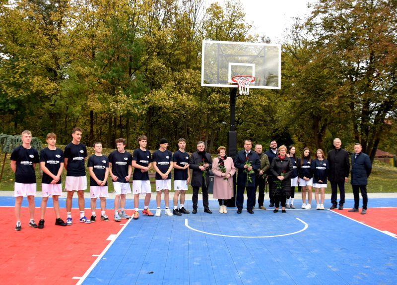 Nowoczesne zagospodarowanie terenu przy Powiatowym Zespole Szkół w Chojnowie (FOTO)
