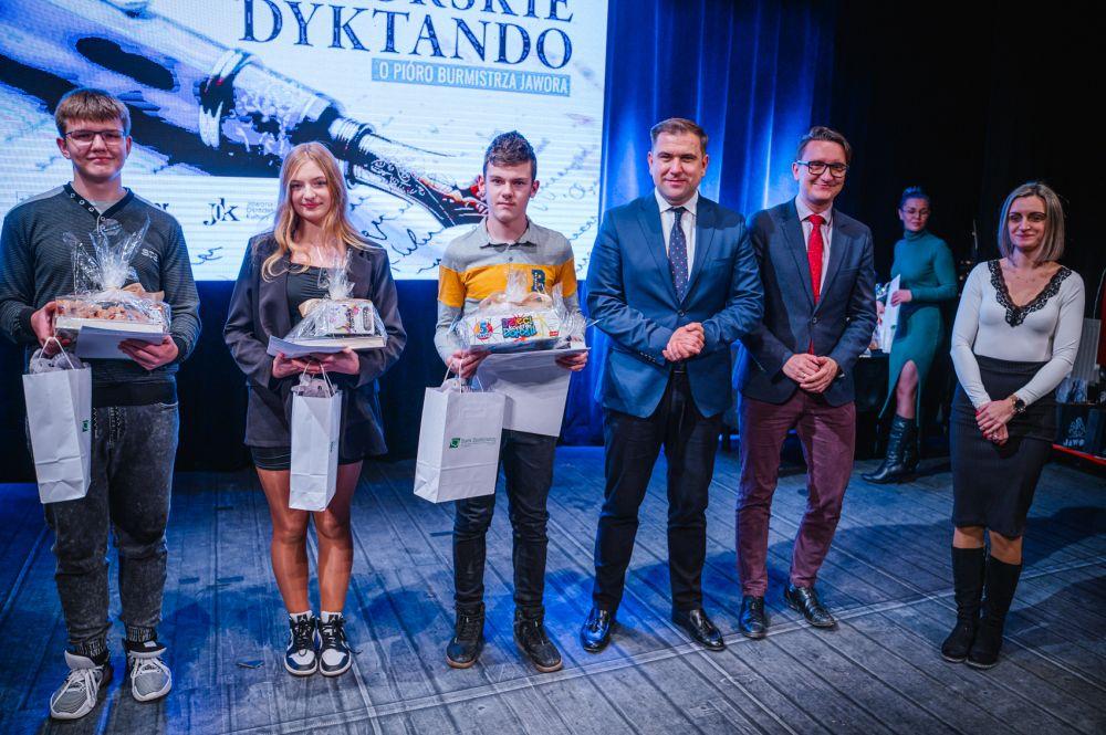 Walczyli z bykami w Teatrze Miejskim (FOTO)