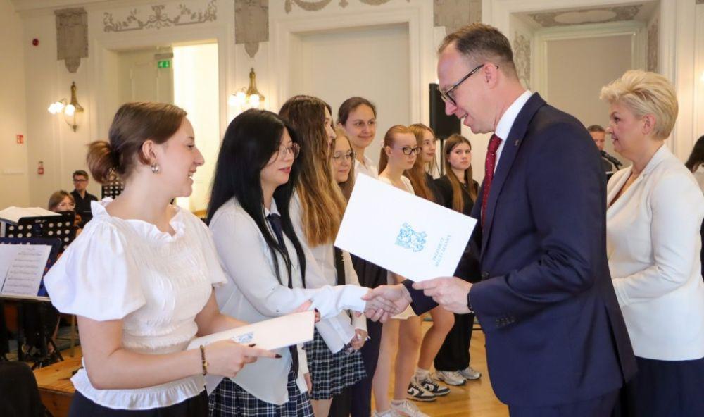Inauguracja roku szkolnego.Stypendia dla najlepszych (FOTO)