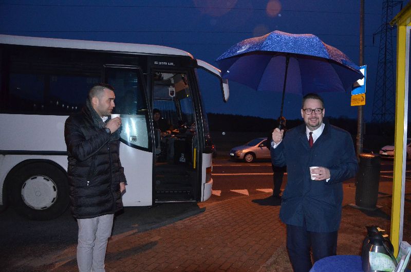 Briefing bladym świtem