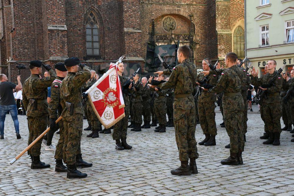 Przysięgali na sztanadr elitarnej jednostki służyć Ojczyźnie(FOTO)