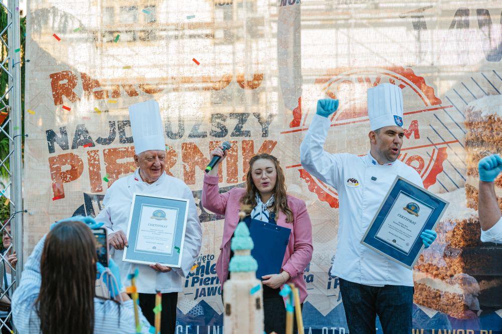 Jawor znów na szczycie! 140,9 metra rekordowego piernika (FOTO)