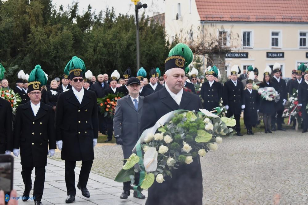 Dzień Górnika - kwiaty pod pomnikiem J.Wyżykowskiego (FOTO)