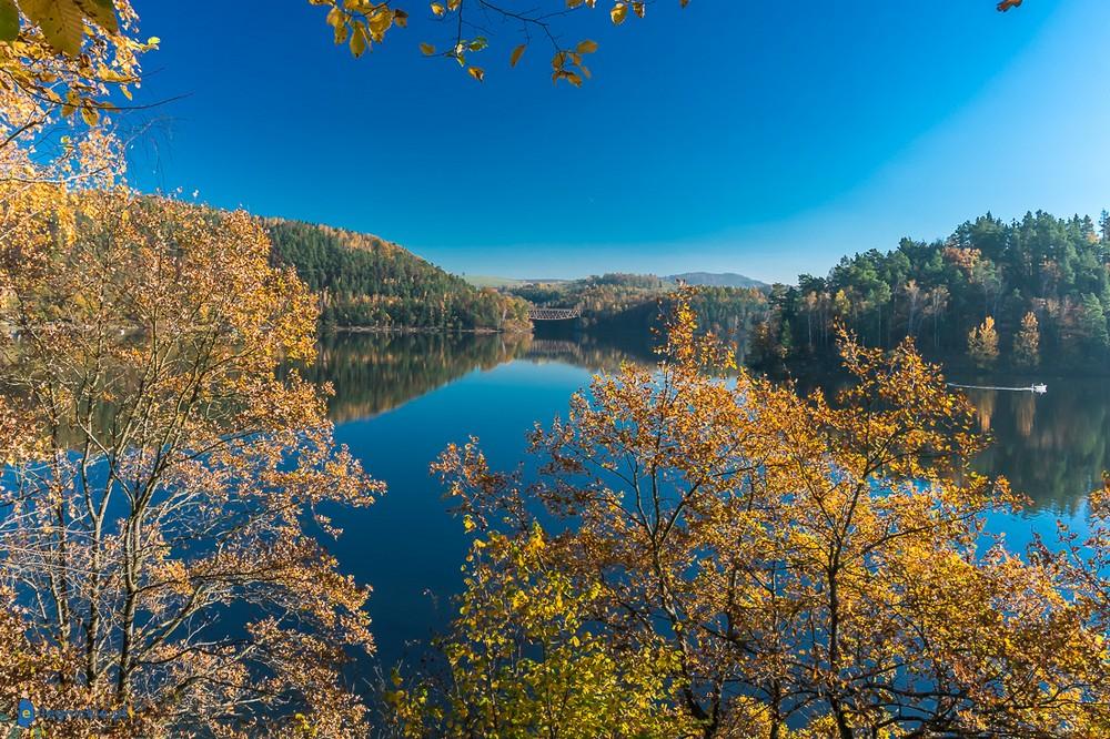 Dworzec widmo z widokiem na jezioro i góry (FOTO)