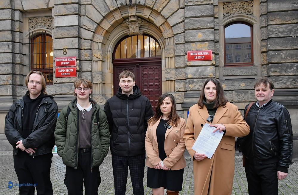 Przedstawiciele partii Razem w obronie Młodzieżowego Domu Kultury (FOTO)