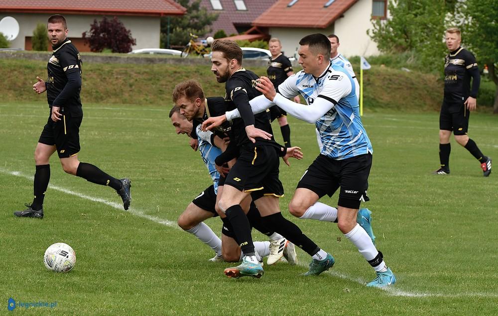 Dębowi pokonali Arkę. Twarda walka w A-klasie (FOTO)