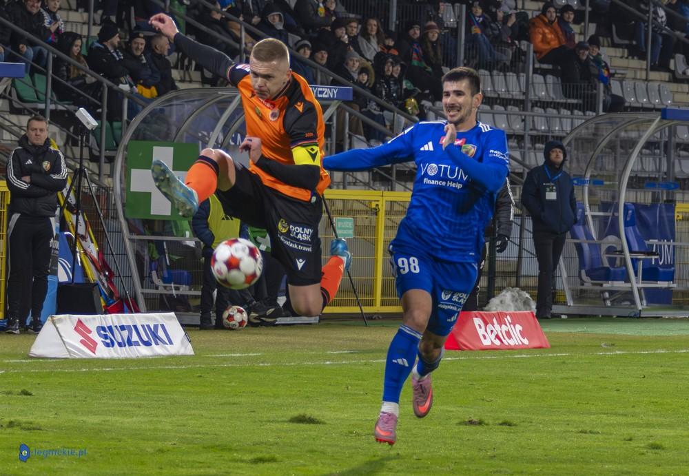 Chrobry wygrywa derby w Legnicy (FOTO)