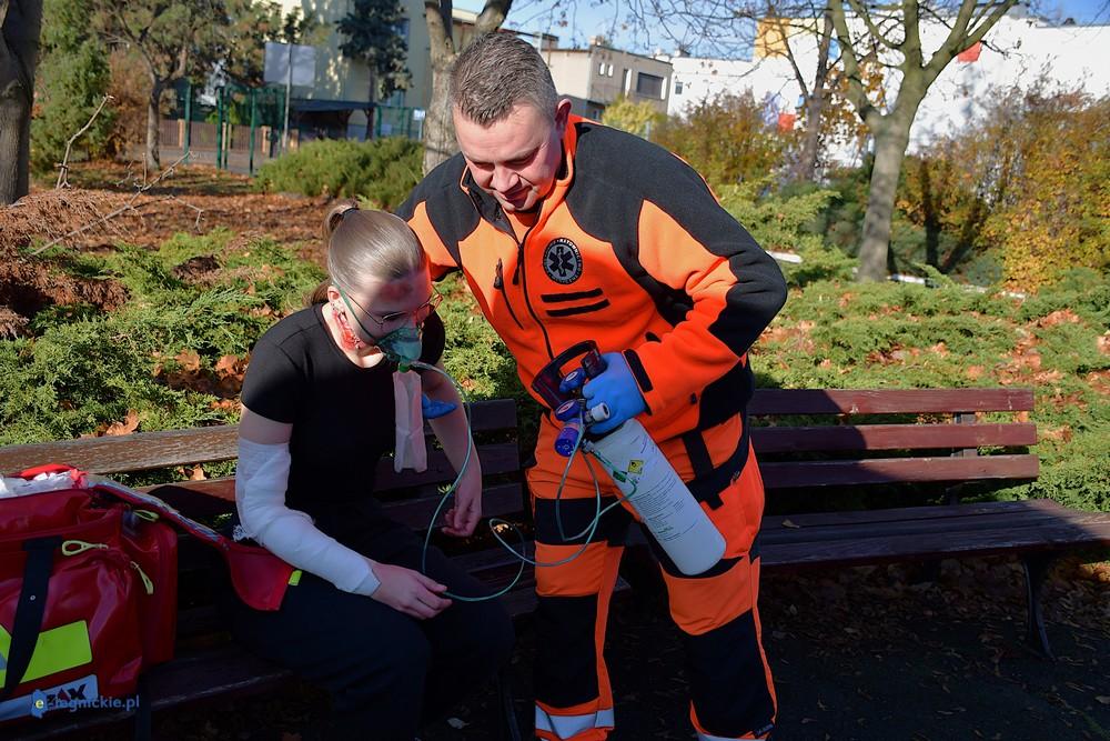 Pożar, intruz z nożem i ewakuacja VII LO. Legnica testuje gotowość na kryzys (FOTO)