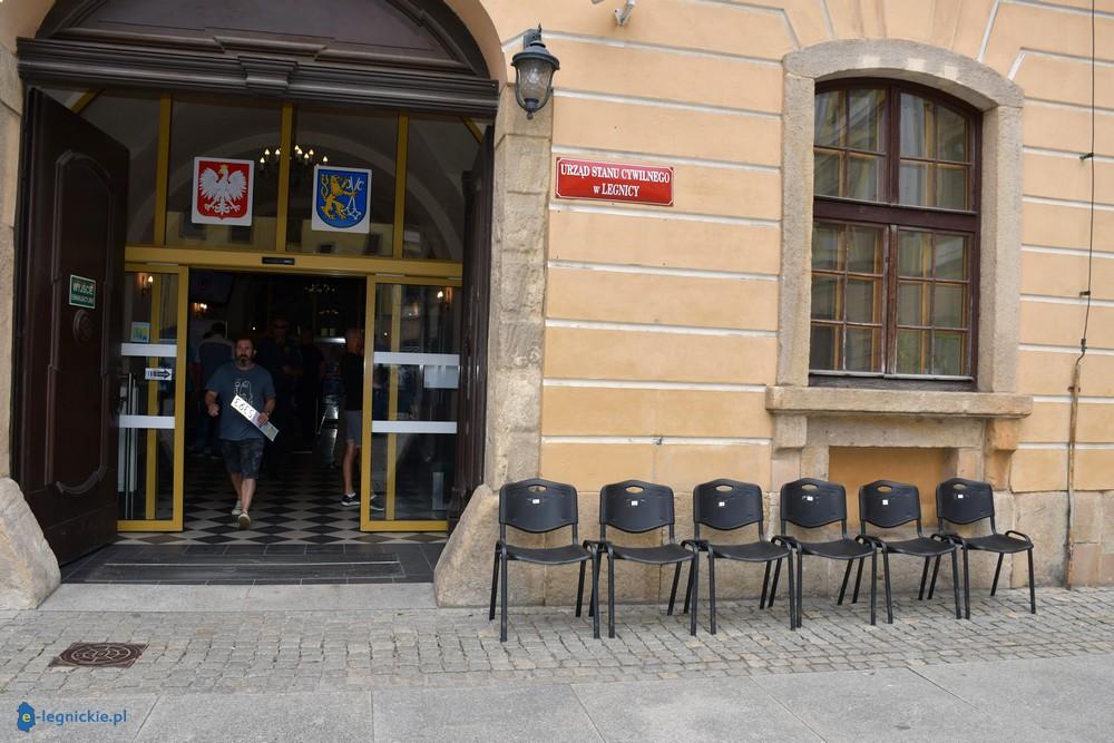 W gigantycznej kolejce na siedząco. Reforma wg Kupaja (FOTO)