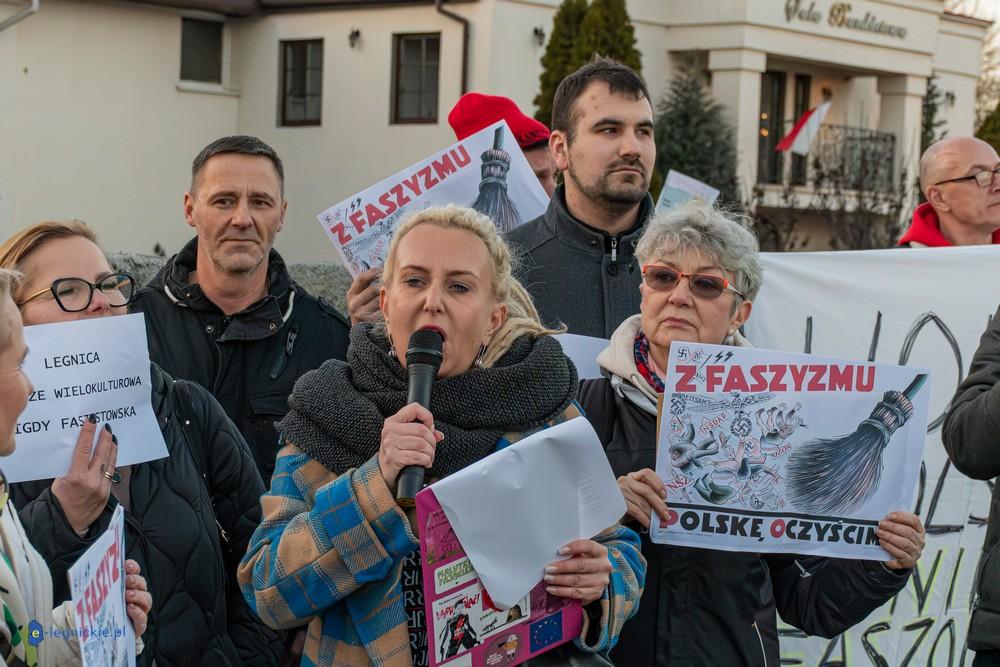 Spotkanie z R.Bąkiewiczem w cieniu manifestacji-wieczór podzielonej Legnicy (FOTO)