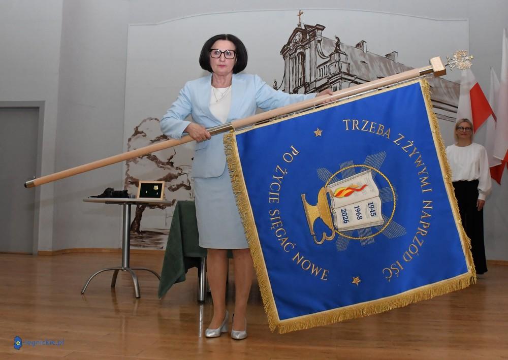 Nowy sztandar I LO w Legnicy. Ufundowali go maturzyści rocznika 2026 (FOTO)