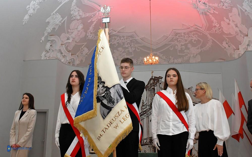 Nowy sztandar I LO w Legnicy. Ufundowali go maturzyści rocznika 2026 (FOTO)