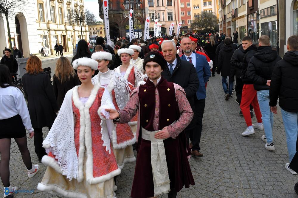 Polonez maturzystów na legnickim Rynku (FOTO, FILM)