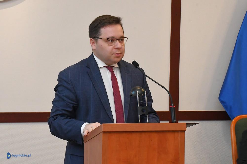 Radni PiS przeciw budżetowi Legnicy na 2026 r.Zarzut:cięcia społeczne i wyprzedaż majątku