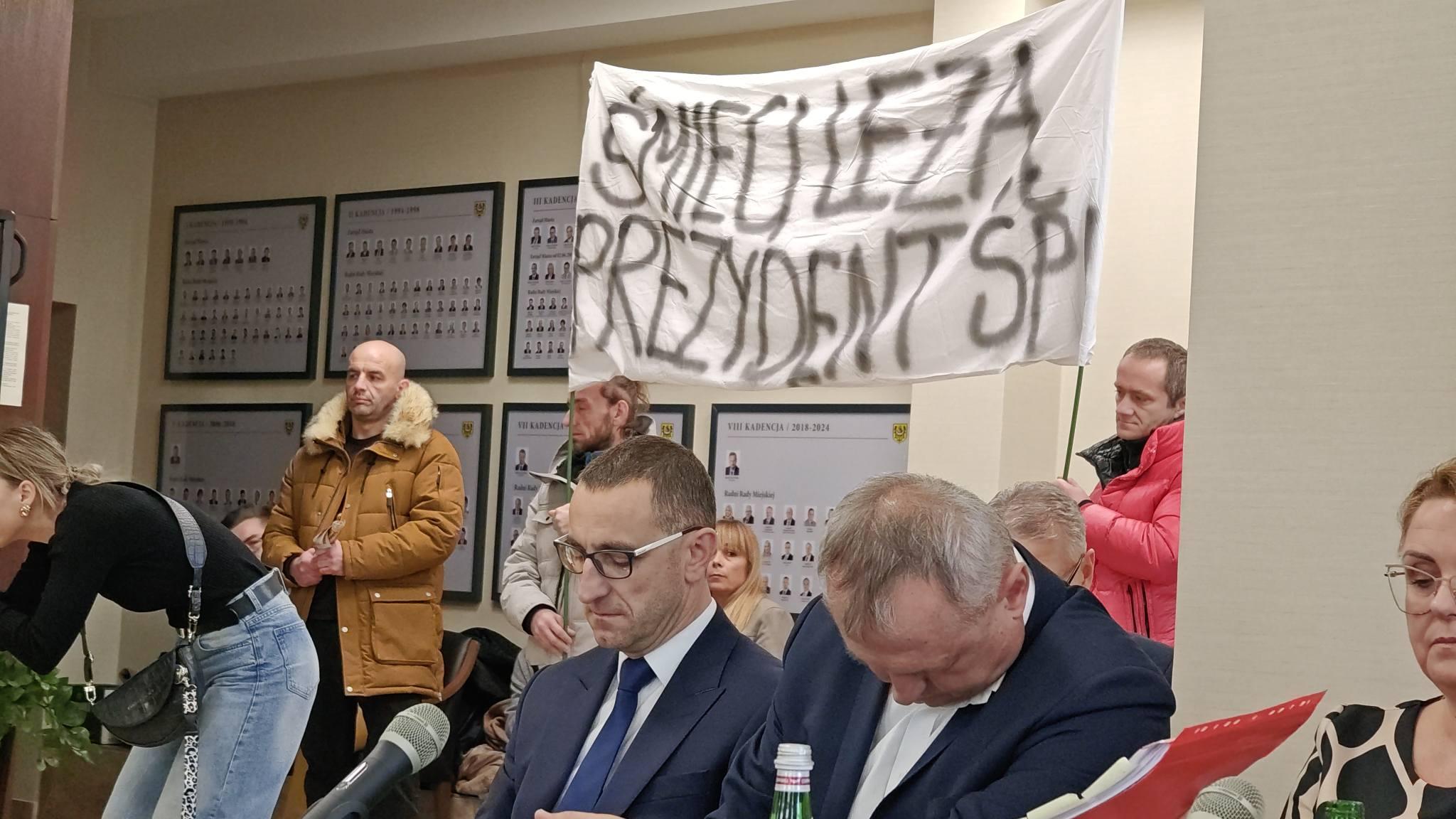 Lubin tonie w śmieciach, mieszkańcy protestują a radni Raczyńskiego robią swoje