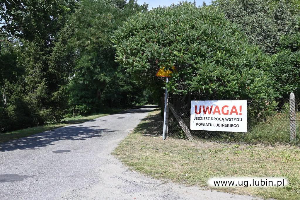 Kolejna powiatowa droga wstydu