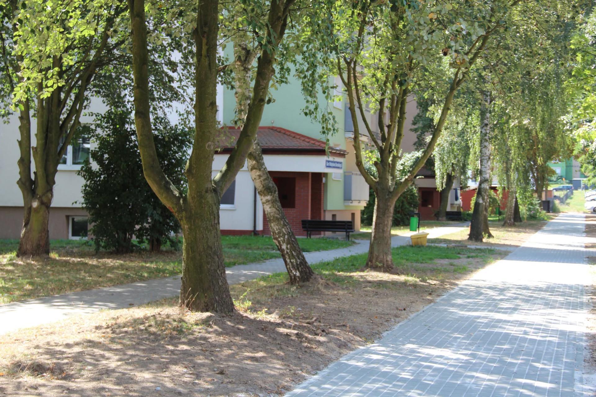 Chodnik i nowe przejście dla pieszych przy Sikorskiego w Chojnowie już gotowe
