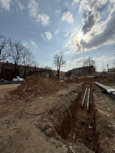 Kontrowersyjna inwestycja w centrum miasta. Rury obniżą wartość działki?