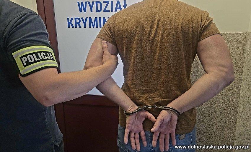 Zatrudnił się w salonie gier aby go...okradać