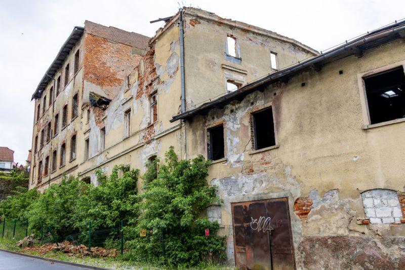 Mieszkańcy mają dość ruin dawnego młyna. Burmistrz zabrał głos po decyzji o umorzeniu sprawy