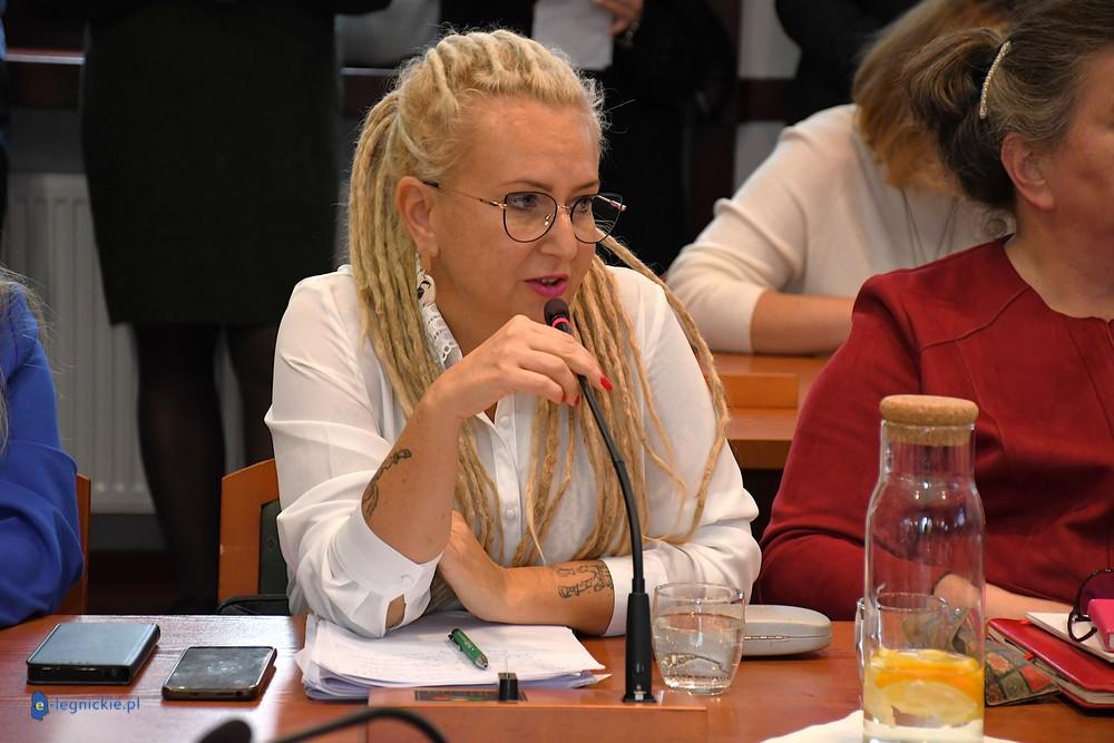 Progi, które nie zwalniają i śmieci, które nie znikają – mieszkańcy Legnicy apelują