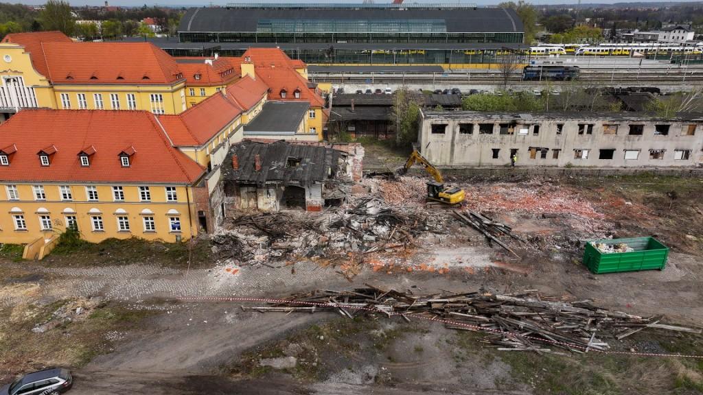 Przy dworcu w Legnicy powstaje nowoczesne centrum przesiadkowe