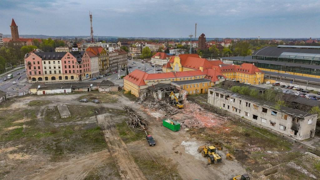 Przy dworcu w Legnicy powstaje nowoczesne centrum przesiadkowe