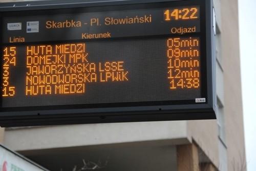 Pacjenci i seniorzy czekają na ułatwienia. Co z tablicami informacji pasażerskiej przy szpitalu?