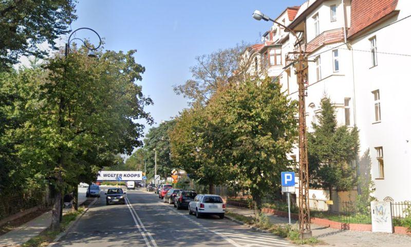 Rozpadające się fundamenty lamp budzą niepokój. Radny domaga się pilnej interwencji