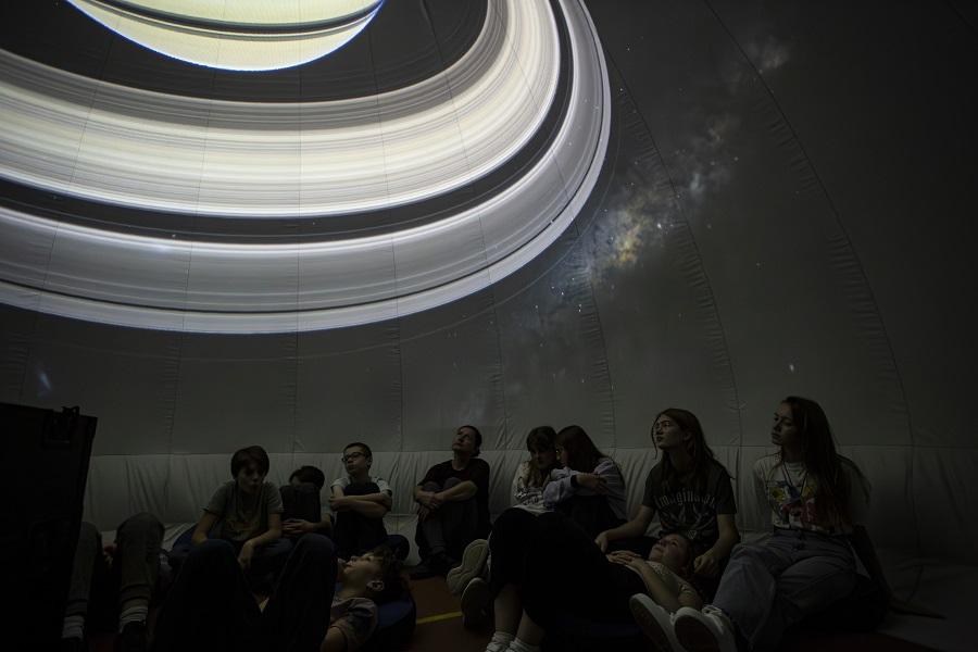 Mobilne planetarium Kopernika i warsztaty popularyzujące wiedzę astronomiczną w Męcince