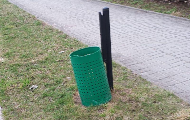 Wiosna pokazuje stan ulic i skwerów