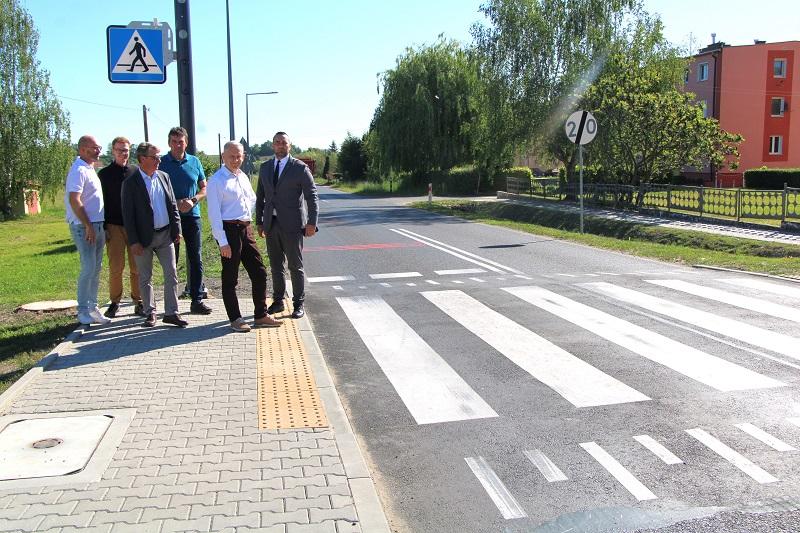 Wierzchowice z nowym chodnikiem i przejściem
