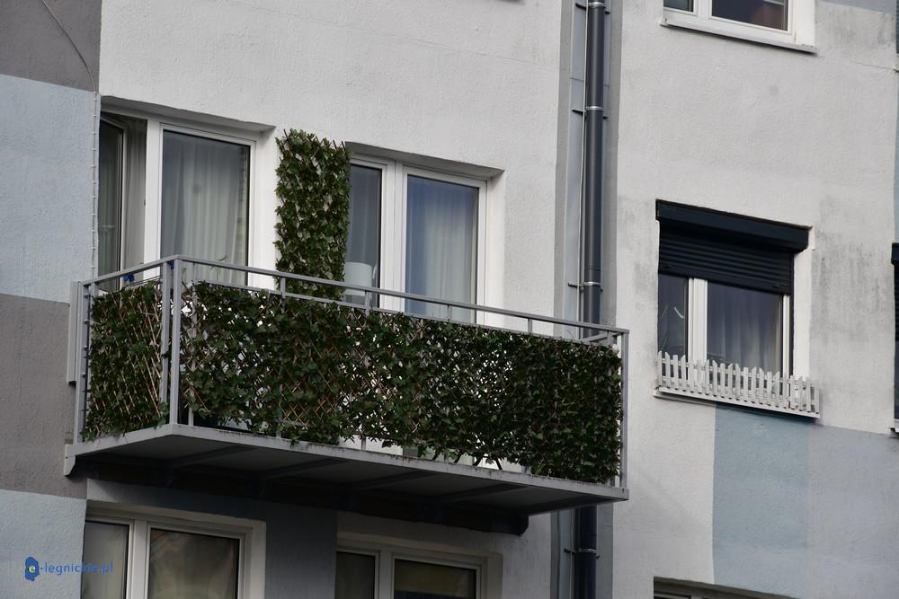 Komu balkon? W Polkowicach doczepiają balkony...