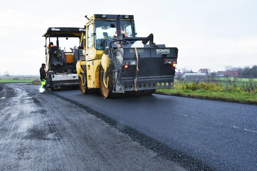 Położyli asfaltowy dywan na remontowanych drogach