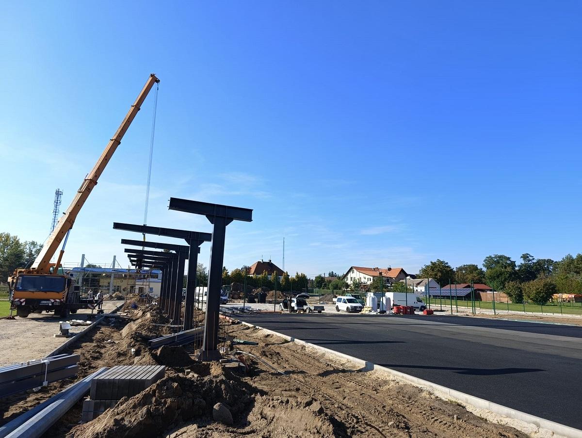 Na stadionie w Chobieni stawiane są już trybuny