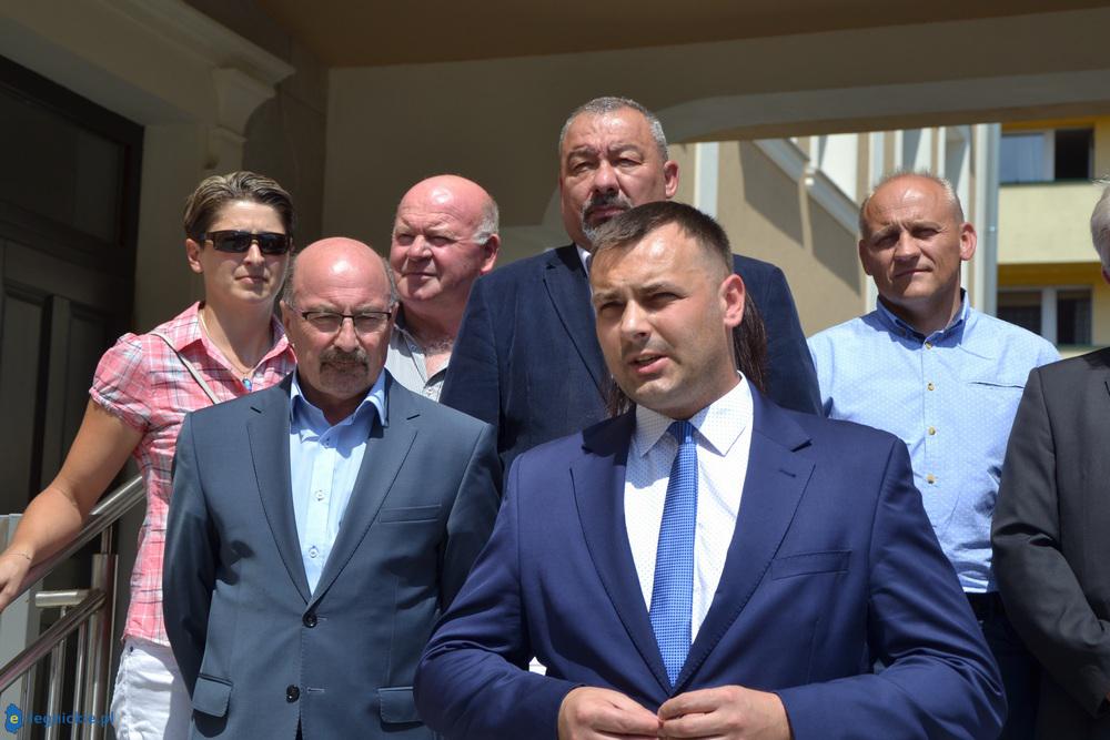 Zaiskrzyło między starostą a burmistrzem. Miało być taniej jest drożej!