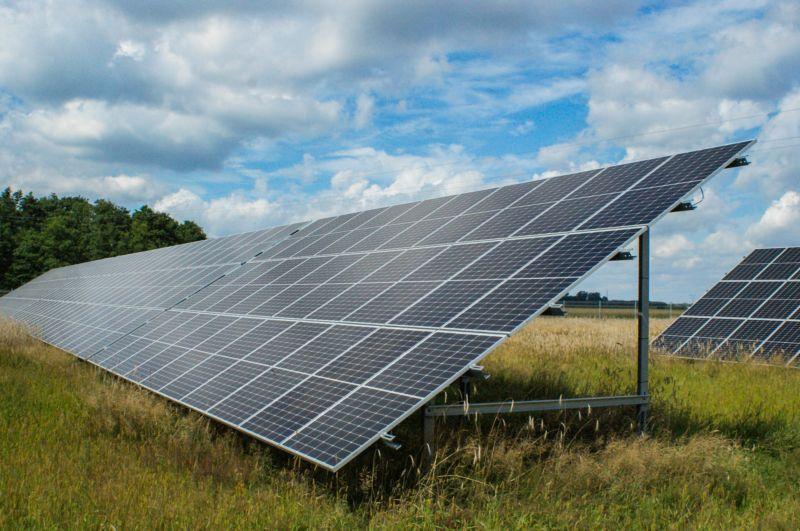 Farma fotowoltaiczna i magazyn energii podzieliły mieszkańców. Emocje po decyzji SKO