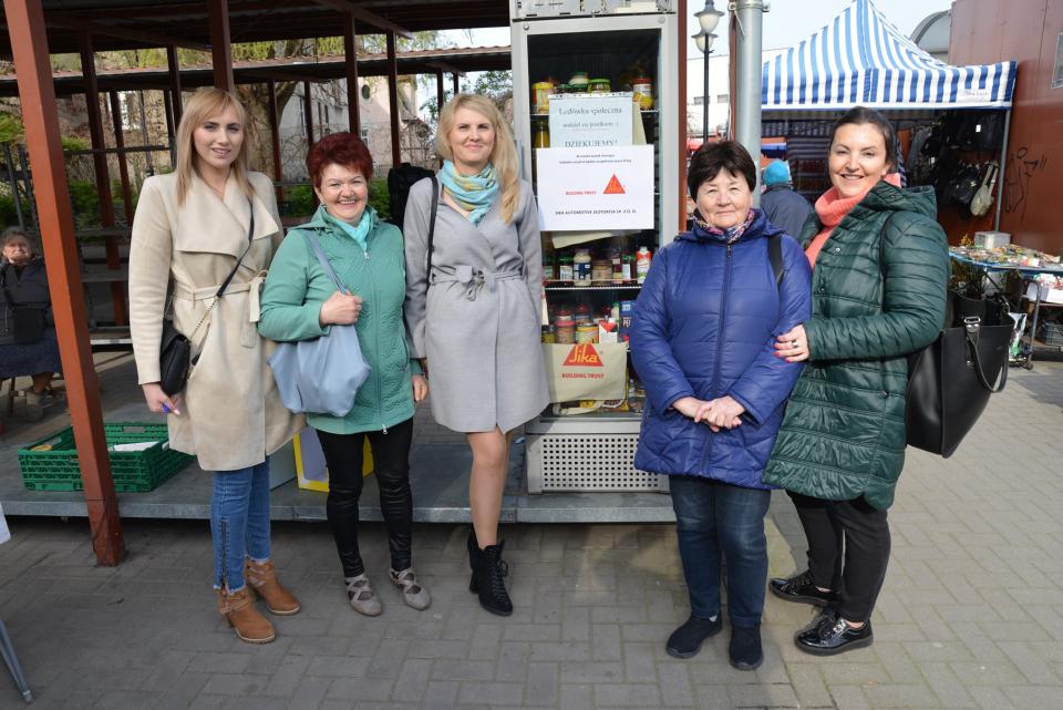 Firma ze strefy zaopatruje lodówkę dla najuboższych