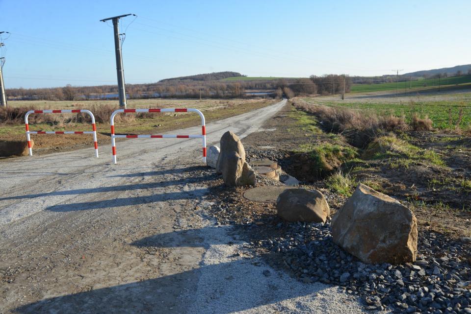 Głazy i barierki na straży drogi rowerowej