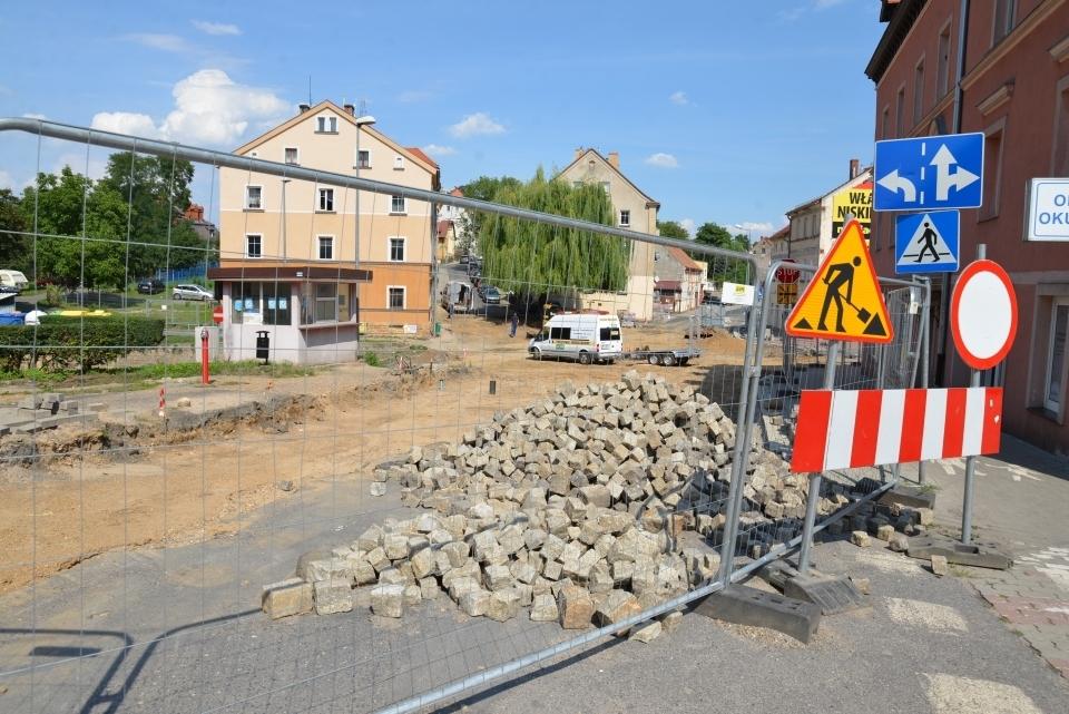 Coraz więcej bruku - co się dzieje z inwestycjami na miejskich drogach?