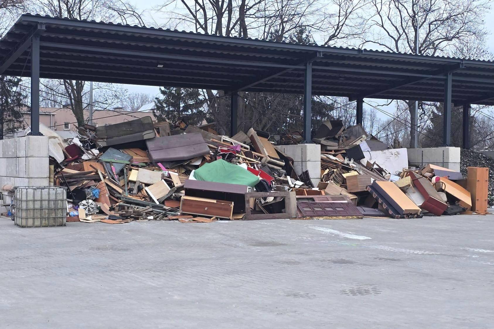 Sypnęło rekordem pod śmietnikami 