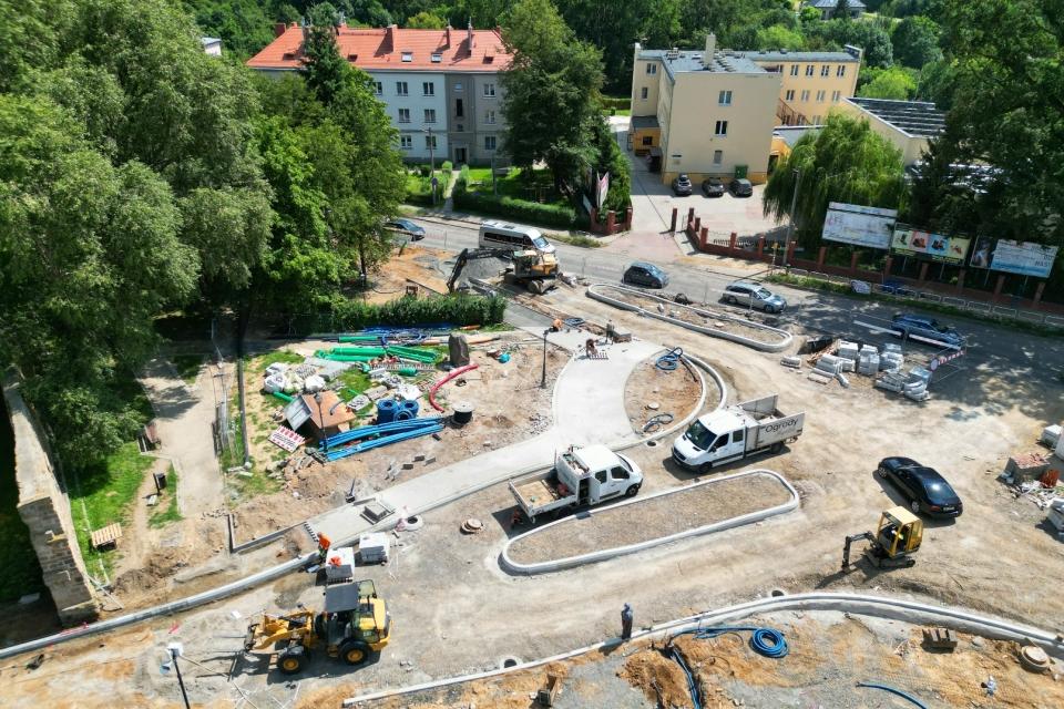 Krawężnik do krawężnika – tak powstaje nowe rondo, które zastąpi światła