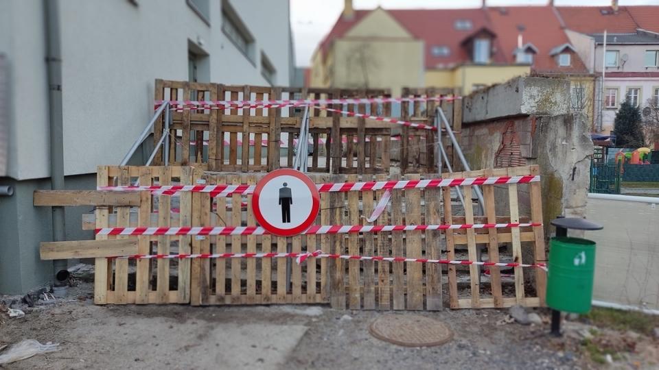 Co dalej z przejściem na targowisko? Dziura pod schodami...